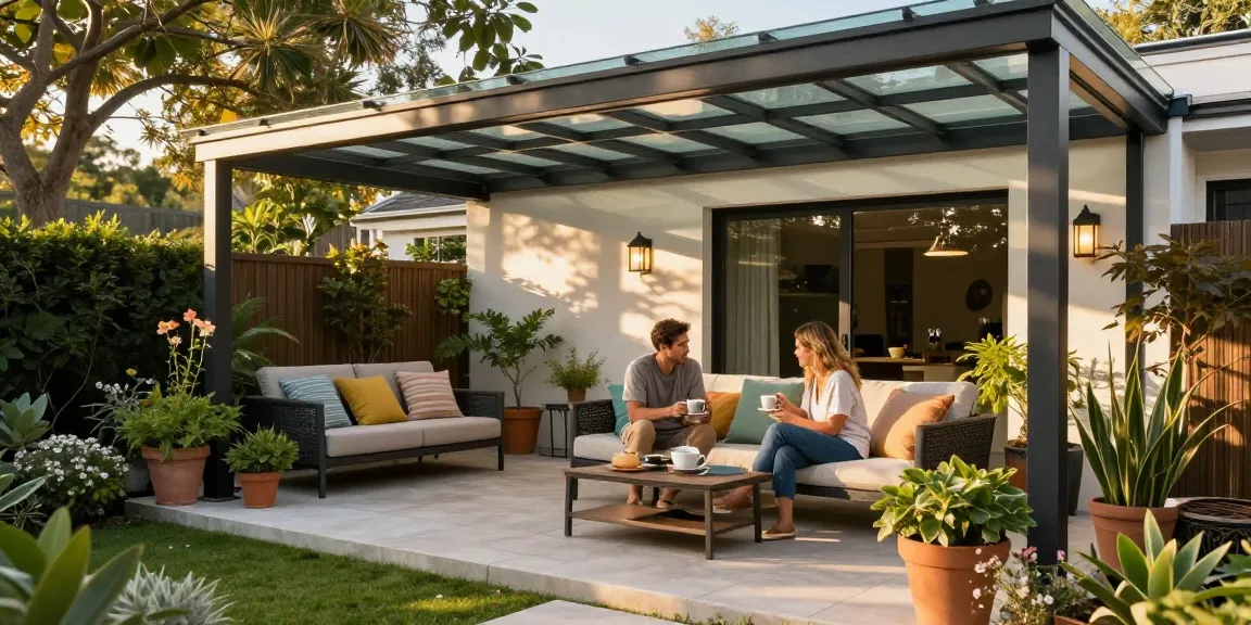 Moderne Terrassenüberdachungen in einem wunderschönen Garten mit blühenden Pflanzen und einladenden Möbeln.